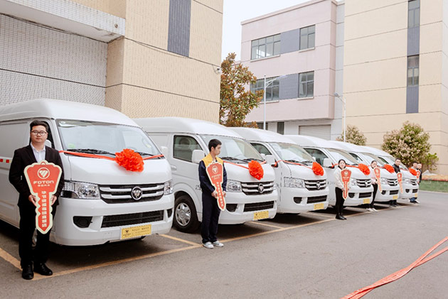 圖雅諾汽車批量交付營(yíng)養(yǎng)餐配送車